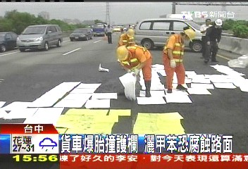 貨車爆胎撞護欄 灑甲苯恐腐蝕路面