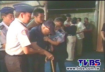 軍機撞山／招魂聲聲喚！　罹難飛官老父哭到癱軟