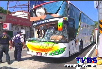 遊覽車國道追撞貨櫃車 9人輕傷