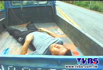 撞車前滾翻 重機夫妻滾貨車車斗上