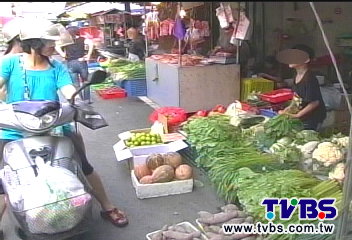 菜市場幫媽賣菜 10歲男童超會做生意
