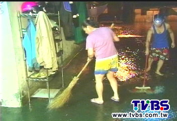冬山鄉積水稍退 災民漏夜清家園