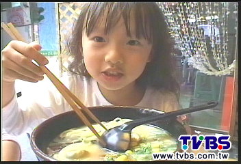 拉麵銅板價　豬腳、大骨熬4天湯頭