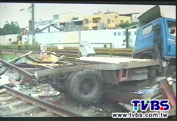 只差4秒!火車撞貨車 駕駛跳車逃