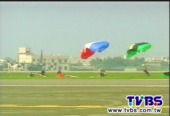 高空特技全員達陣 神龍再跳扳顏面