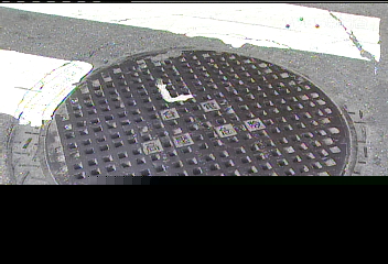 涵管水管狂漏 業者私開孔蓋用免錢