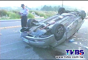 〈獨家〉轎車酒駕撞客運車　駕駛壓車下重傷