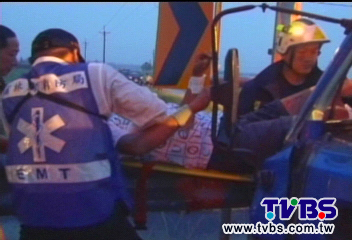 2車駕駛疑酒後開車對撞　1死1重傷