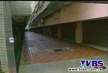 大白天倒車入庫　雨衣盜闖宅綁夫婦！