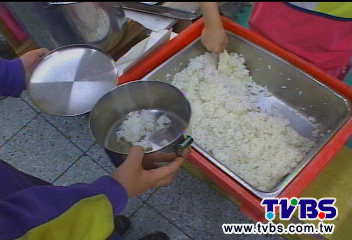 踩餐桶白飯 「腳印午餐」童不敢吃挨餓