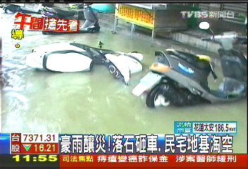 豪雨釀災!落石砸車 民宅地基淘空