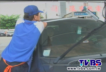 天生無雙手 男子靠10公分手臂洗車賺錢
