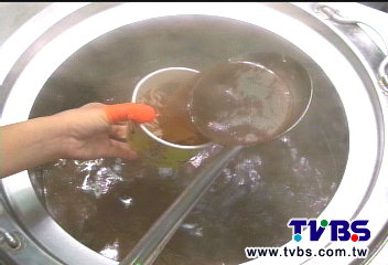 怒!免費牛肉麵限「壽星」 民眾早排隊