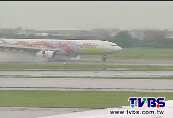 港龍飛機爆胎　拒台客換機挨批歧視