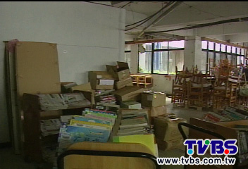 鋼筋、電線下借書　圖書館整修變危樓