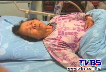28歲佔攤位行乞 踹傷86歲賣菜阿嬤