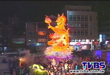 12公尺騰雲衝天 耶誕夜點龍燈