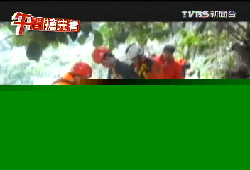 父子入山救愛犬受困　消防吊掛救人狗