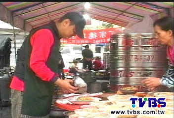 3500元年菜訂單滿 40人趕做200桌