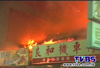 暗夜大火燒3屋 鄰居裹被抱兒逃命
