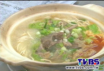 砂鍋牛肉麵! 麵條Q彈湯頭會「翻滾」