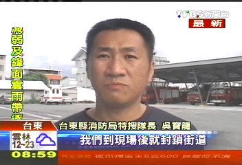 韁繩纏住 小牛撞人撞鐵門大鬧市區