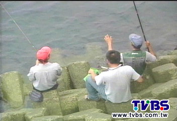 八旬翁專注垂釣 不知妻10M外溺斃
