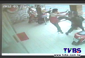 持刀超商尋仇！男店員勇猛　飛踢制伏