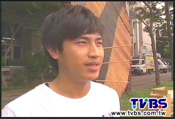 好神! 大三生飛「筷」射穿鋁罐、鍋蓋