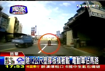〈獨家〉險!2公尺塑膠板橫著載 電動車佔馬路