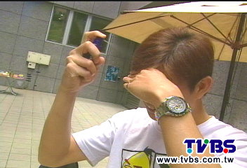 戴安全帽又噴髮膠! 男額頭冒痘化膿
