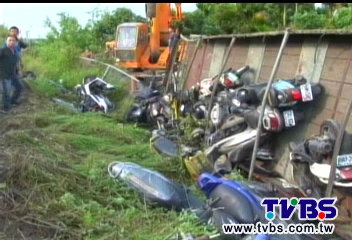 拖板車衝下匣道邊坡 近50輛機車掉落