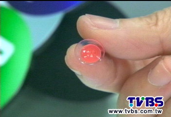 吸取矯正鏡片 母控護士傷兒角膜