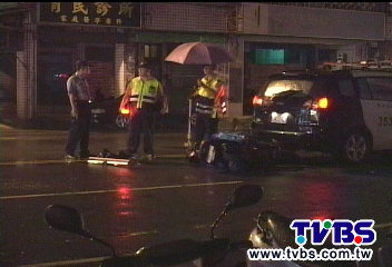 下雨天臨檢　騎車看不清撞倒2警察
