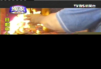 拿金紙往香爐丟　強迫服務討硬幣