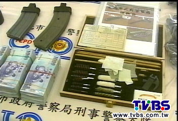 搶來的錢花不怕 雨衣盜開名車、住豪宅