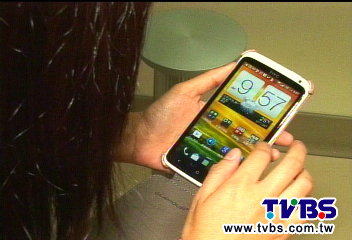 猛!HTC新機當「鐵鎚」 網路影片爆紅