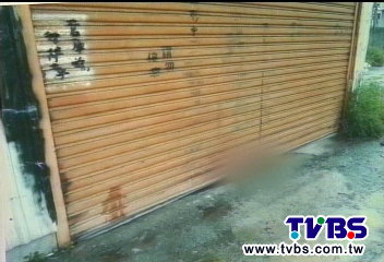 離奇!花店老闆取貨 遭鐵捲門夾斃