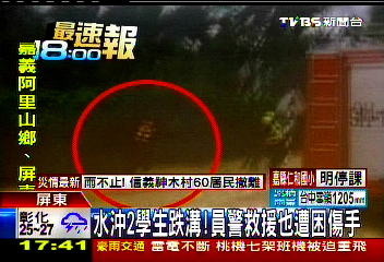 水沖2學生跌溝! 員警救援也遭困傷手