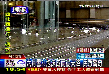 〈獨家〉六月雪?泡沫成雨從天降 民眾驚奇