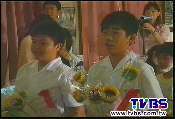 獎領不完!「唯2」畢業生 領50份獎