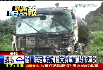 碰！聯結車打滑撞大貨車　駕駛卡車頭