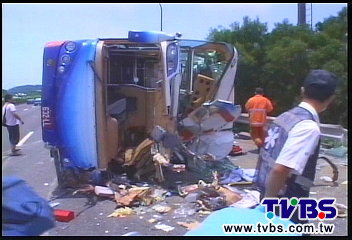 陸客團遊覽車國道翻車 1死39輕重傷
