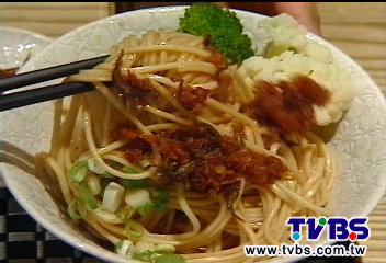 甜點店賣「拌麵」　鮑魚干貝XO醬吸客
