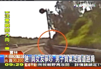 險!與女友爭吵 男子負氣走國道路肩