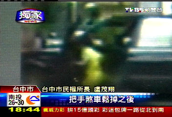〈獨家〉轎車倒退橫擋路中 駕駛竟是男童