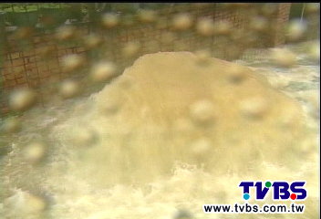 蘇拉颱風/風強雨驟! 三義積水衝破路噴泉半人高