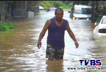 蘇拉颱風／揹著就醫！大雨淹水路坍　民眾下山難