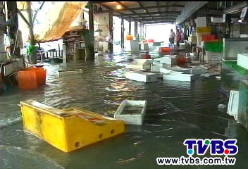 蘇拉颱風／滿潮海水倒灌　差10公分土堤險溢堤！