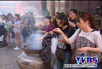 不燒紙錢、香支減量　龍山寺擬再減香爐